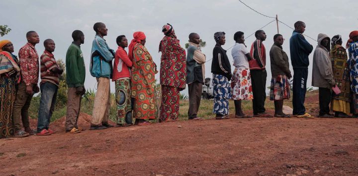 Votantes hacen fila para emitir su voto en las elecciones legislativas de Burundi en la escuela primaria Musama de Gitega. Foto de Tchandrou NITANGA / AFP