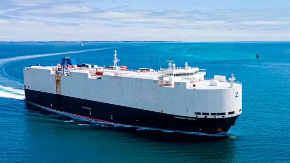 Por un incendio abandonan un buque con 3000 autos eléctricos.