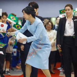 La princesa japonesa Kako de Akishino recoge y devuelve una bandera brasileña a un niño durante una visita a la Sociedad Brasileña. Foto de Miguel SCHINCARIOL / AFP | Foto:AFP