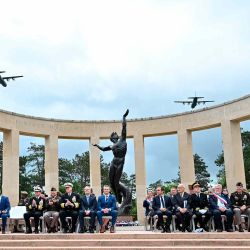 Aviones militares sobrevuelan durante una ceremonia conmemorativa celebrada en el marco del 81.º aniversario del desembarco aliado del Día D en Normandía. Foto de Lou BENOIST / AFP | Foto:AFP