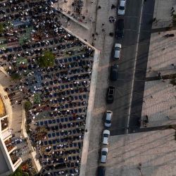 Esta vista aérea muestra a fieles musulmanes albaneses realizando la oración del Eid al-Adha cerca de la Gran Mezquita. Foto de Adnan Beci / AFP | Foto:AFP