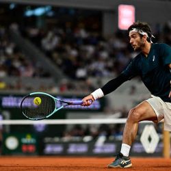 El italiano Lorenzo Musetti devuelve un golpe de derecha al español Carlos Alcaraz torneo de tenis Abierto de Francia de Roland Garros en París. Foto de JULIEN DE ROSA / AFP | Foto:AFP