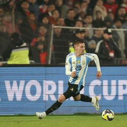 El delantero argentino #20 Franco Mastantuono controla el balón durante el partido de las eliminatorias sudamericanas al Mundial de la FIFA 2026 entre Chile y Argentina. Foto de Javier TORRES / AFP | Foto:AFP
