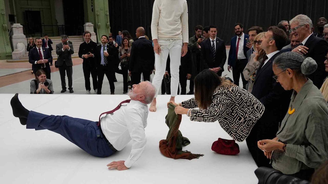 El presidente de Brasil, Luiz Inácio Lula da Silva, intenta imitar un movimiento de acróbatas durante una visita a una exposición en Francia. Foto de Michel Euler / AFP | Foto:AFP