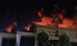 Se incendió una fábrica en San Justo y la gran presencia de plástico dificulta la tarea de los bomberos