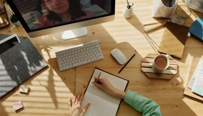 Trabajar desde casa no implica descuidar la imagen. Vestirte con intención para una videollamada mejora tu actitud, tu foco y cómo te perciben los demás. Con algunos detalles simples, podés verte profesional, auténtica y con estilo, sin necesidad de producirte de pies a cabeza.