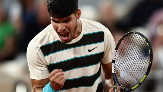 Carlos Alcaraz avanzó a la final con retiro de Lorenzo Musetti y buscará el bicampeonato en Roland Garros