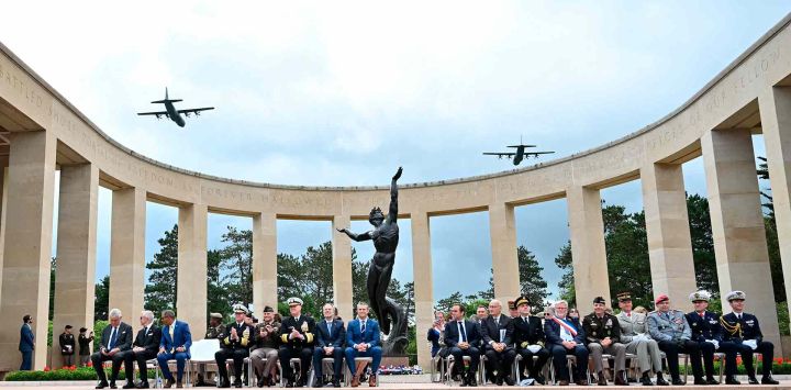 Aviones militares sobrevuelan durante una ceremonia conmemorativa celebrada en el marco del 81.º aniversario del desembarco aliado del Día D en Normandía. Foto de Lou BENOIST / AFP