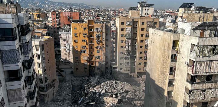Los escombros de un edificio derrumbado tras un ataque aéreo israelí. Foto de IBRAHIM AMRO / AFP