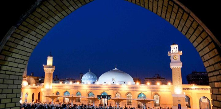 Los musulmanes llegan para participar en una oración matutina especial para marcar el inicio de la festividad del Eid al-Adha en Bagdad. Foto de MURTAJA LATEEF / AFP