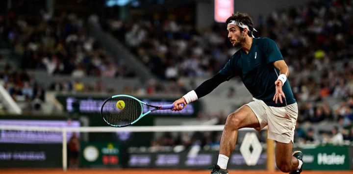 El italiano Lorenzo Musetti devuelve un golpe de derecha al español Carlos Alcaraz torneo de tenis Abierto de Francia de Roland Garros en París. Foto de JULIEN DE ROSA / AFP