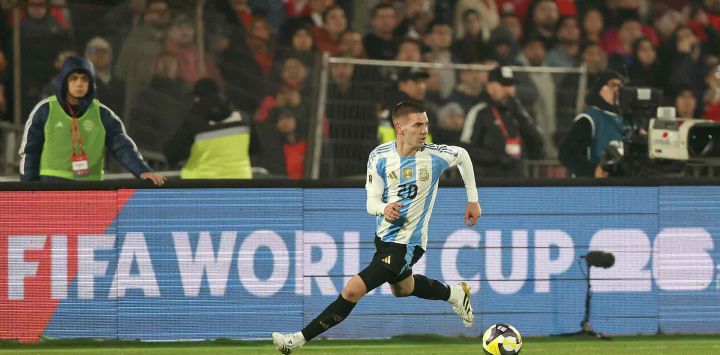 El delantero argentino #20 Franco Mastantuono controla el balón durante el partido de las eliminatorias sudamericanas al Mundial de la FIFA 2026 entre Chile y Argentina. Foto de Javier TORRES / AFP