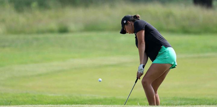 Alexa Pano, de Estados Unidos, ejecuta su tercer golpe en el cuarto hoyo durante la primera ronda del ShopRite LPGA Classic en Nueva Jersey. Foto de Isaiah Vazquez / AFP