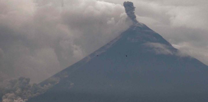 El Humo se eleva desde el cráter del Volcán de Fuego, fotografiado desde Escuintla, Guatemala. Foto de JOHAN ORDONEZ / AFP
