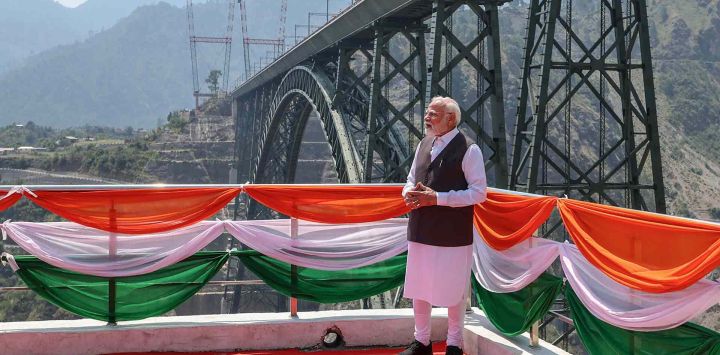El Primer ministro indio Narendra Modi, visitando el puente ferroviario de Chenab durante la inauguración de la línea ferroviaria de Cachemira, en Reasi. Foto de AFP