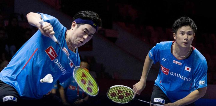 Los japoneses Takuro Hoki (izq.) y Yugo Kobayashi juegan cuartos de final de dobles masculinos en el Abierto de Indonesia de bádminton en Yakarta. Foto de Yasuyoshi CHIBA / AFP