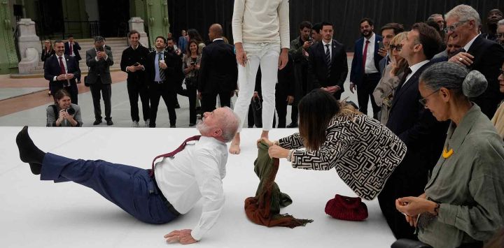 El presidente de Brasil, Luiz Inácio Lula da Silva, intenta imitar un movimiento de acróbatas durante una visita a una exposición en Francia. Foto de Michel Euler / AFP