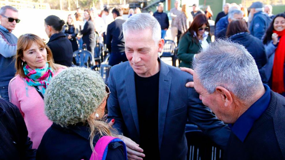 Esteban Aviles saluda a vecinos