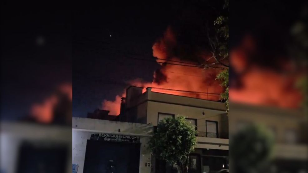 Se incendió una fábrica en San Justo y la gran presencia de plástico dificulta la tarea de los bomberos