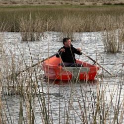 La pesca se hace embarcados, y en estos momentos, paga bien los aparejos del tipo paternóster, en una laguna que llega en sectores a los 3,5 m. de profundidad. 