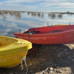 La pesca se hace embarcados, y en estos momentos, paga bien los aparejos del tipo paternóster, en una laguna que llega en sectores a los 3,5 m. de profundidad. 