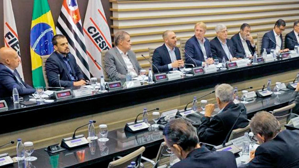 Guzmán trabaja en San Pablo por la integración con Brasil