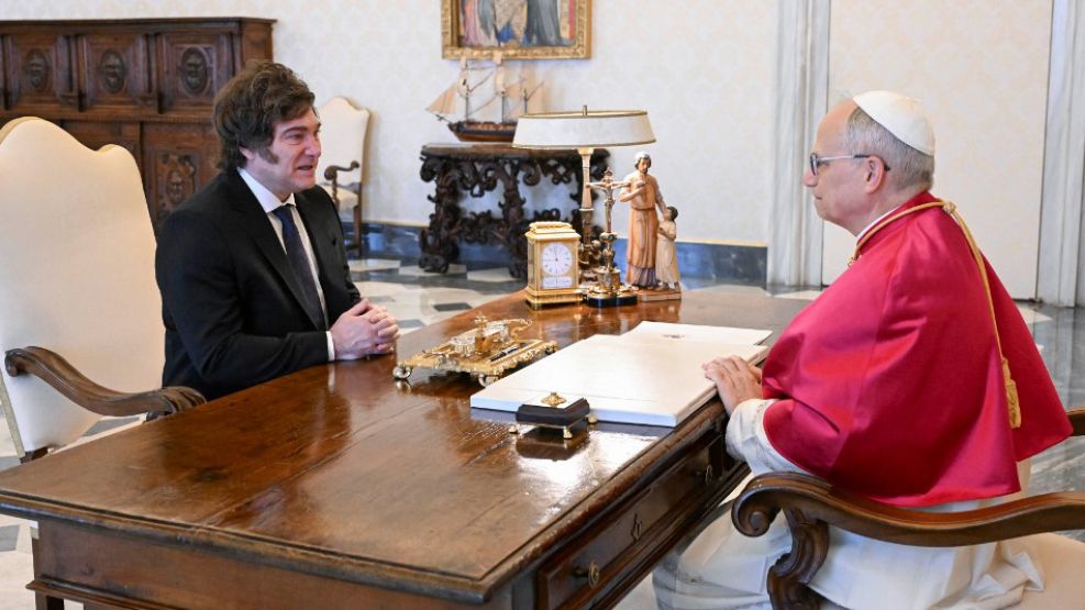 Milei con el papa León XIV, en el Vaticano.