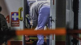 Uribe siendo asistido en la ambulancia que lo retiraba del lugar del ataque.