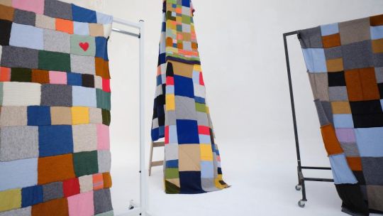 El Hilo Azul: la red solidaria que transforma retazos en abrigo y comunidad