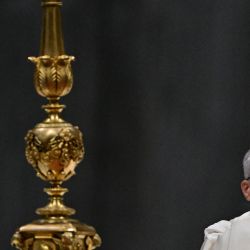 El Papa León XIV sostiene el Pan Santo mientras celebra la Santa Misa en la Basílica de San Pedro como parte del Jubileo 2025 de la Santa Sede, en el Vaticano. | Foto:Tiziana Fabi / AFP