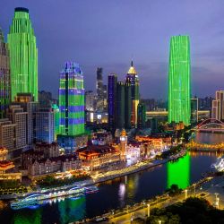 Foto tomada con un dron de una vista nocturna a lo largo del río Haihe, en Tianjin, en el norte de China. | Foto:Xinhua/Zhao Zishuo