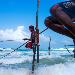 Imagen de pescadores en zancos vistos cerca de la ciudad de Galle, en el sur de Sri Lanka. | Foto:Xinhua/Thilina Kaluthotage