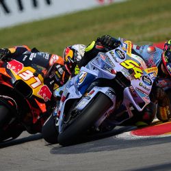Imagen de pilotos compitiendo durante la carrera Esprint del Gran Premio de Aragón de MotoGp en el circuito de Motorland Aragón, en Alcañiz, España. | Foto:Xinhua/Str