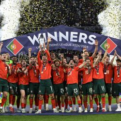 Los jugadores de Portugal, incluido el delantero Cristiano Ronaldo, celebran con el trofeo tras ganar la final de la Liga de Naciones de la UEFA entre Portugal y España en Múnich, sur de Alemania. | Foto:JOHN MACDOUGALL / AFP