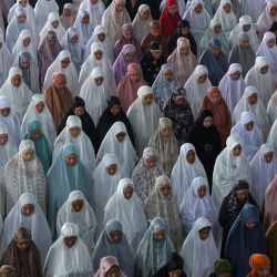 Personas ofrecen oraciones de Eid al-Adha en la mezquita Centro Islámico, en Lhokseumawe, en la provincia de Aceh, Indonesia. | Foto:Xinhua/Fachrul Reza