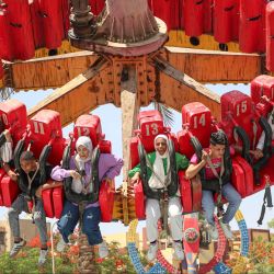 Personas se divierten en un parque de diversiones durante las vacaciones del Eid al-Adha, en El Cairo, Egipto. | Foto:Xinhua/Ahmed Gomaa