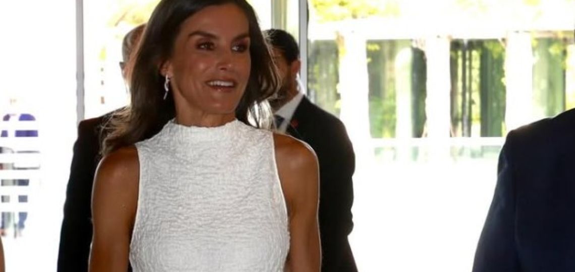 Letizia Ortiz da lección de estilo en vestido blanco de Massimo Dutti