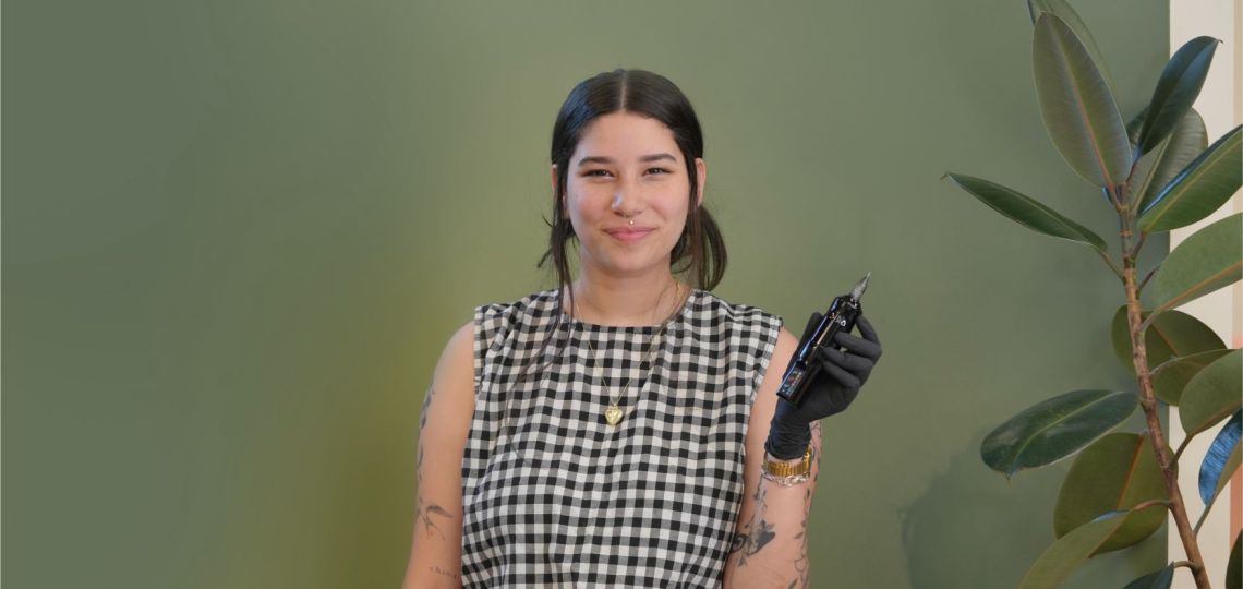 De la tinta al alma: una historia de herencia, belleza y tatuajes que hablan en silencio