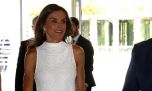 Letizia Ortiz da lección de estilo en vestido blanco de Massimo Dutti