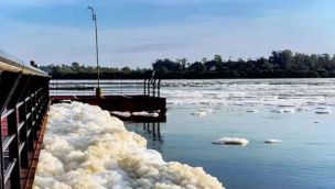 Apareció una extraña espuma blanca en el río Uruguay.