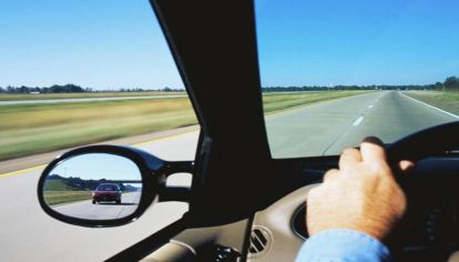 El 51% de los automovilistas ignora qué indica la luz de giro izquierda cuando otro vehículo la activa en plena ruta. Qué dice la ley, qué recomiendan los expertos y por qué este gesto podría evitar tragedias.