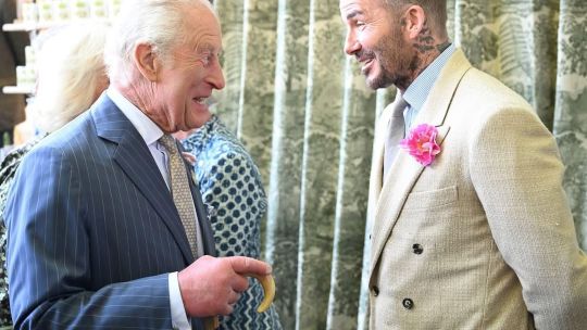 El sueño cumplido de Beckham: la espada del rey Carlos lo convirtió en "Sir David"