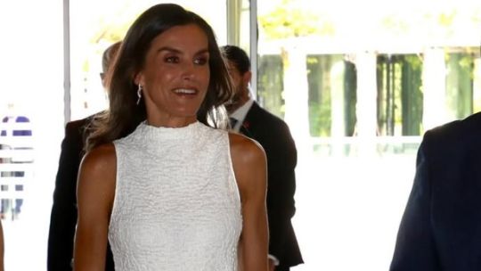 Letizia Ortiz da lección de estilo en vestido blanco de Massimo Dutti