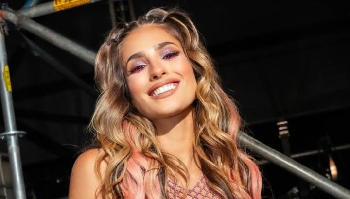 Fresca y al estilo princesa teen, el jugado look total pink de Juli Poggio para su día en Disney