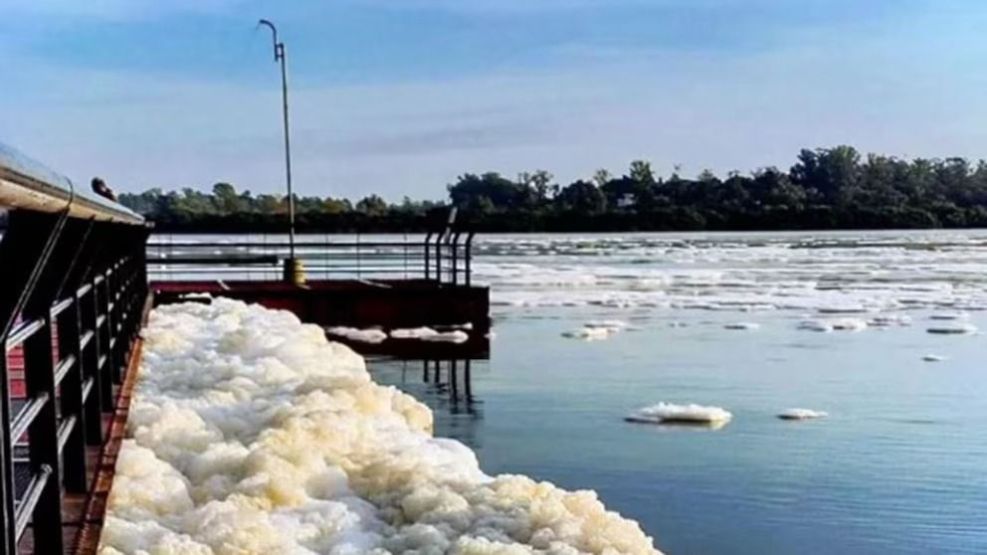 Apareció una extraña espuma blanca en el río Uruguay.