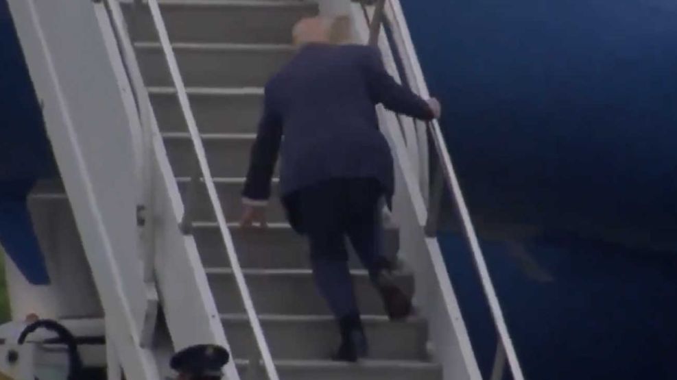 Donald Trump de 78 años, casi se cae al abordar un avión 20250609