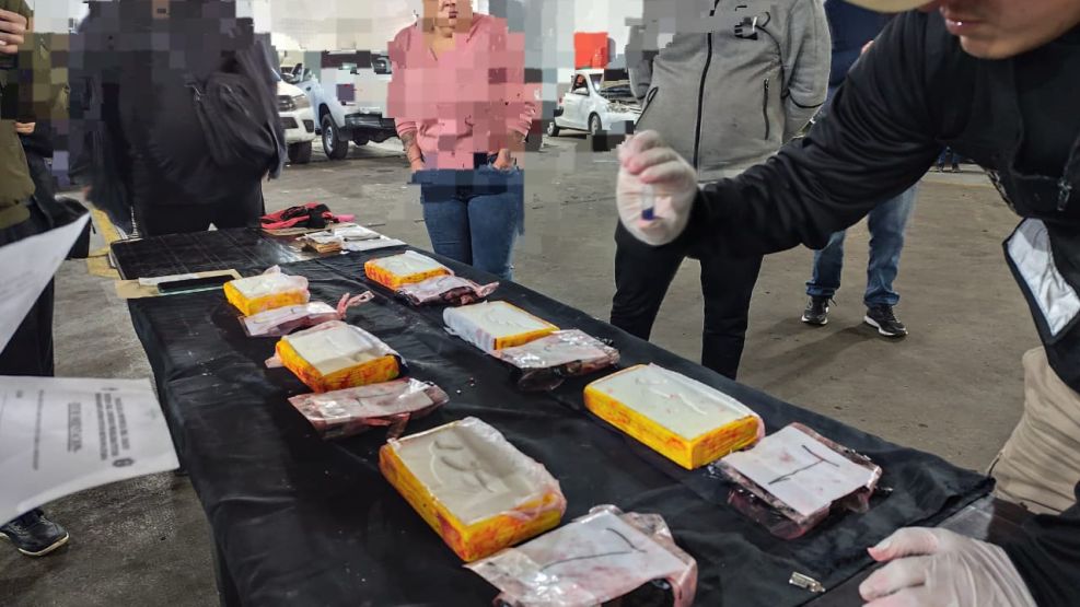 Momento del secuestro de 35 kilos de cocaína. 