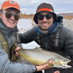 El Limay, con sus desafiantes rápidos, sus cambiantes paisajes y la dificultad que siempre presenta, sorprende y cautiva, alimentando el deseo de los aficionados de volver una y otra vez. Su pesca, incomparable, es solo una de sus muchas recompensas.