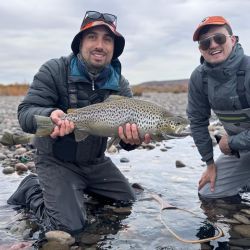 El Limay, con sus desafiantes rápidos, sus cambiantes paisajes y la dificultad que siempre presenta, sorprende y cautiva, alimentando el deseo de los aficionados de volver una y otra vez. Su pesca, incomparable, es solo una de sus muchas recompensas.