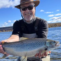 El Limay, con sus desafiantes rápidos, sus cambiantes paisajes y la dificultad que siempre presenta, sorprende y cautiva, alimentando el deseo de los aficionados de volver una y otra vez. Su pesca, incomparable, es solo una de sus muchas recompensas.